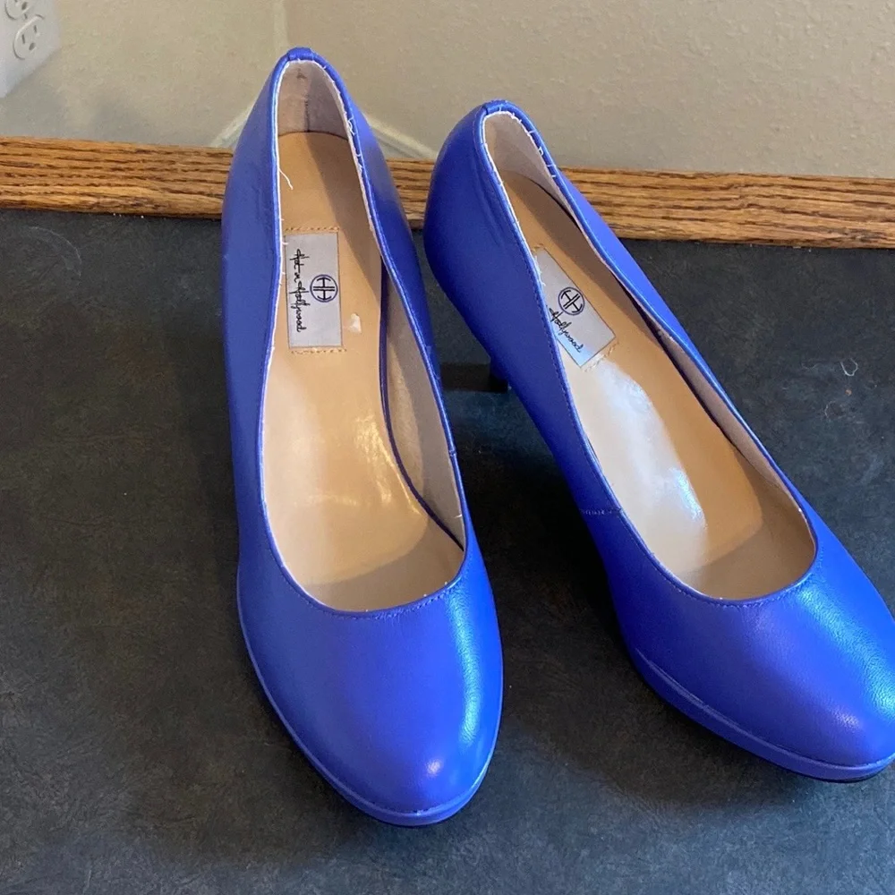 💜💜 Hot in Hollywood Beautiful Periwinkle Colored Platform Heels Size 9M